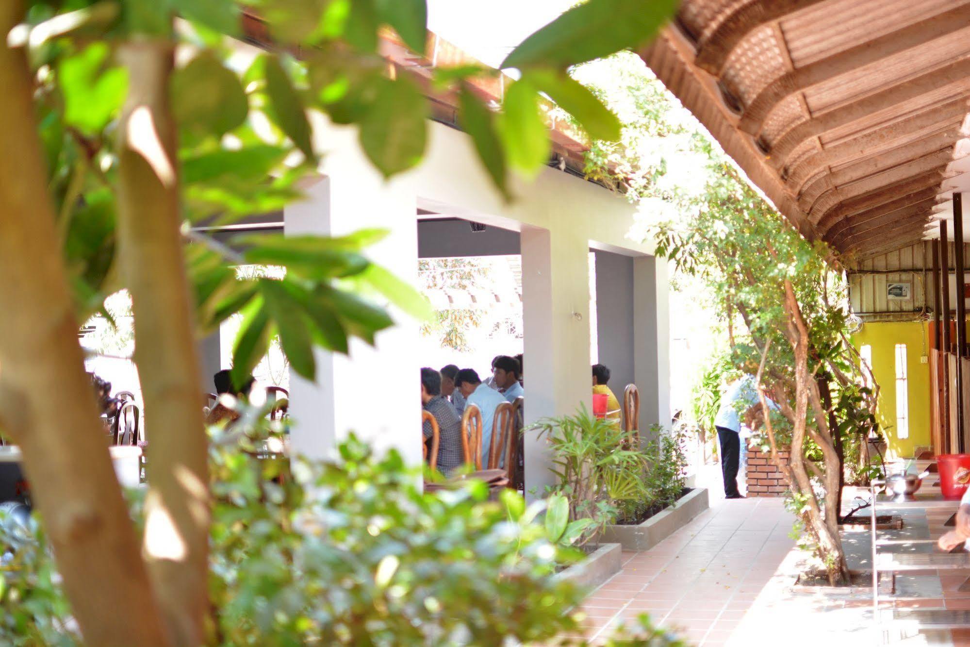 Neakru Guesthouse And Restaurant Kampot Exterior foto